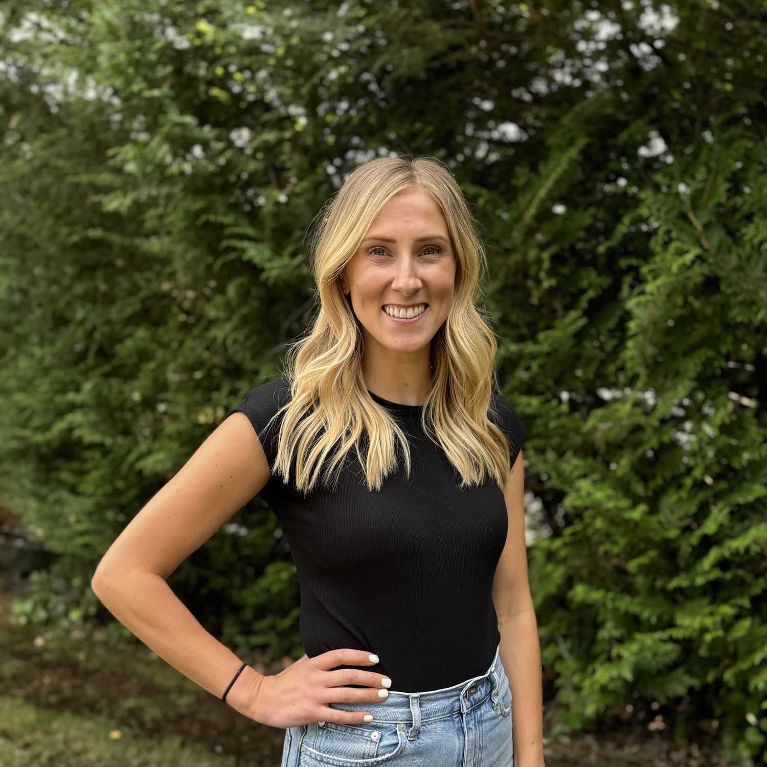 Portrait of Amanda Sampson, a professional stylist at Robert Allan Salon, showcasing their expertise and style.